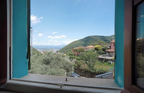 La Spezia Apartment | Holiday Apartment Acciuga House with Balcony, Shared Garden & Wi-Fi