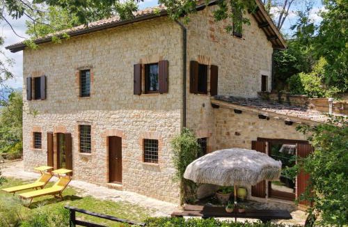 Penna San Giovanni House | Holiday Home Charmantes Bauernhaus in Penna San Giovanni by Interhome