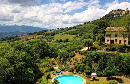 Penna San Giovanni House | Holiday Home Charmantes Bauernhaus in Penna San Giovanni by Interhome