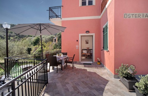 San Bartolomeo al Mare House | Holiday Home 'Cà Du Mandaìn' with Mountain View, Private Terrace and Air Conditioning