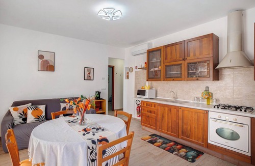 San Bartolomeo al Mare House | Holiday Home 'Cà Du Mandaìn' with Mountain View, Private Terrace and Air Conditioning