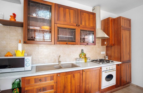 San Bartolomeo al Mare House | Holiday Home 'Cà Du Mandaìn' with Mountain View, Private Terrace and Air Conditioning