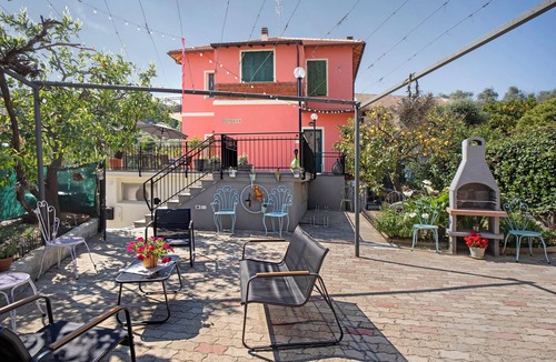San Bartolomeo al Mare House | Holiday Home 'Cà Du Mandaìn' with Mountain View, Private Terrace and Air Conditioning
