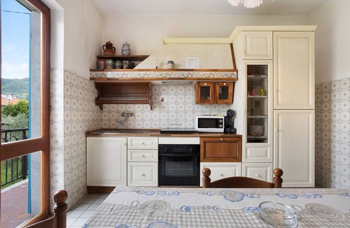 Luni House | Holiday Home "Casa Degli Zii Appartamento Guido" with Shared Terrace, Balcony & Wi-Fi