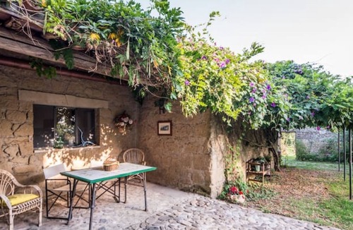 Farnese Villa | Holiday Home "Casa La Scuderia" with Shared Garden & Wi-Fi