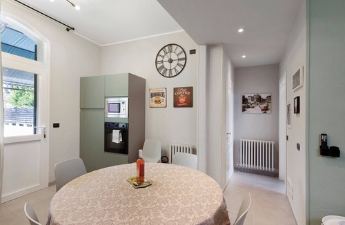 Imperia House | Holiday Home 'Casa Margherita' with Shared Pool, Wi-Fi and Air Conditioning