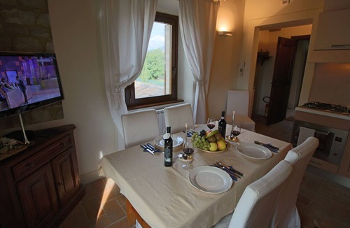 Foligno House | Holiday Home in Foligno with Pool & Garden