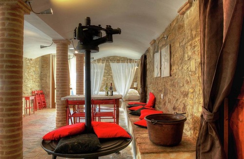 Modigliana House | Holiday Home in Modigliana with Pool & Vineyards