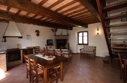 Montone House | Holiday Home in Montone with Pool & Garden