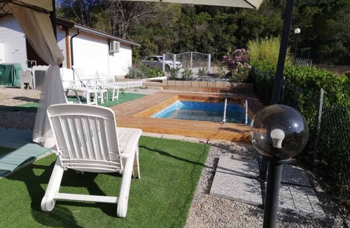 Lacona House | Holiday home with garden and pool