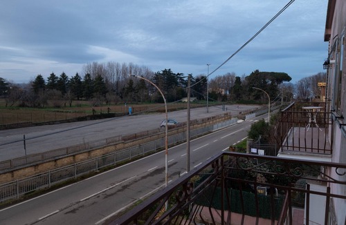 Capodimonte House | Holiday Home 'Monet 90mwifiparkingnetflix' with Balcony, Wi-Fi and Air Conditioning