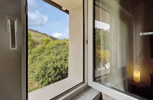 Pietrabruna Apartment | Holiday Home 'Paradies Ligurien' with Mountain View, Shared Pool and Wi-Fi