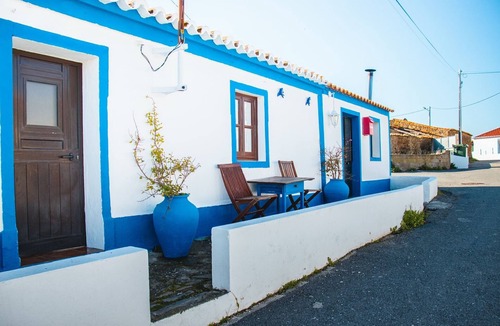 Alcoutim House | Holiday Home 'Paraiso Dos Avós' with Mountain View, Terrace & Wi-Fi