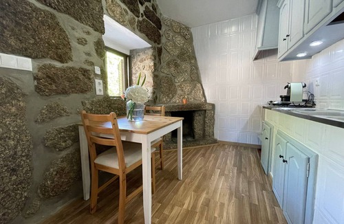 Vilar House | Holiday Home 'Unit 1' with Mountain View, Shared Terrace and Wi-Fi