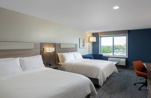 Harbor Hotel | Holiday Inn Express & Suites Hawaiian Gardens by IHG