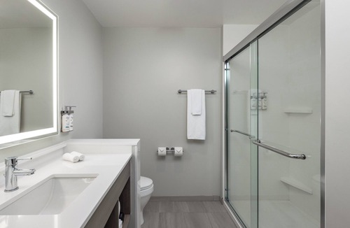 Harbor Hotel | Holiday Inn Express & Suites Hawaiian Gardens by IHG