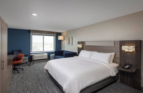 Harbor Hotel | Holiday Inn Express & Suites Hawaiian Gardens by IHG