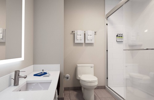 Harbor Hotel | Holiday Inn Express & Suites Hawaiian Gardens by IHG