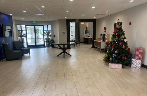 Hermosa Beach Hotel | Holiday Inn Express Hotel & Suites Hermosa Beach by IHG