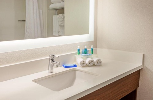 Corona Hotel | Holiday Inn Express & Suites Corona by IHG