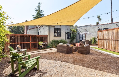 Los Feliz House | Hollywood 3-Bedroom Ensuite Villa Yard, Private & Gated with off-street parking