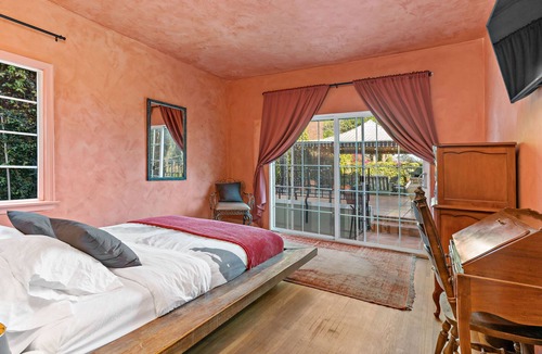 Los Feliz Apartment | Hollywood Chic + Modern Comfort at Griffith Park