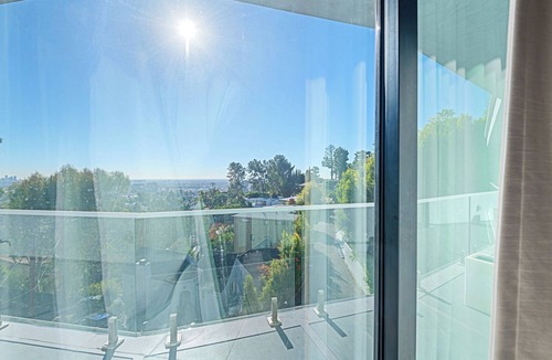 Beachwood Canyon House | Hollywood Hills Mansion: 6000sqft, Rooftop Pool & DTLA Skyline Views!