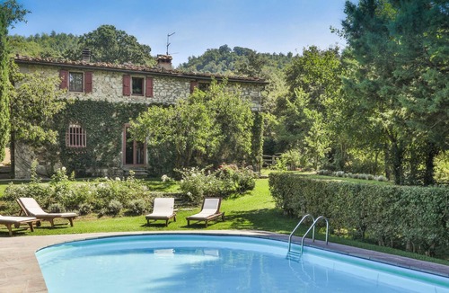 Pieve Santo Stefano Villa | Homerez - Big villa for 14 ppl. with swimming-pool and terrace at Castelnuovo