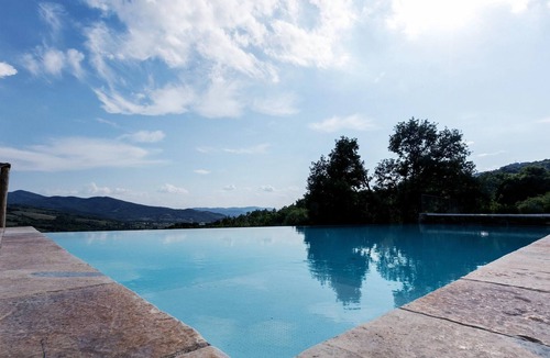 Umbertide Villa | Homerez - Large villa for 16 pers. with pool, garden and terrace in Perugia