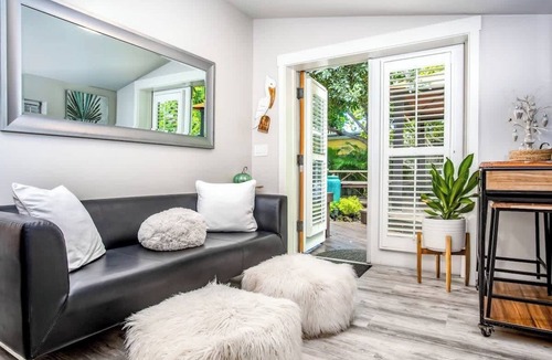Midtown Apartment | Honeymoon Banyan Suite near Higgs Beach