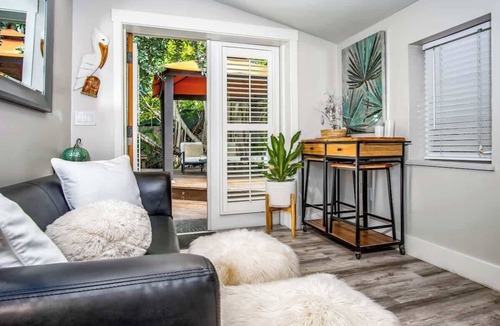 Midtown Apartment | Honeymoon Banyan Suite near Higgs Beach