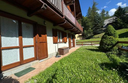 Pragelato Apartment | Hostdomus - Chalet Sciatori Garden