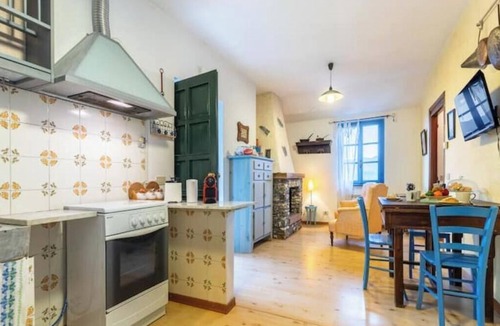 Garlenda House | Hostdomus - Olive & Garden 2
