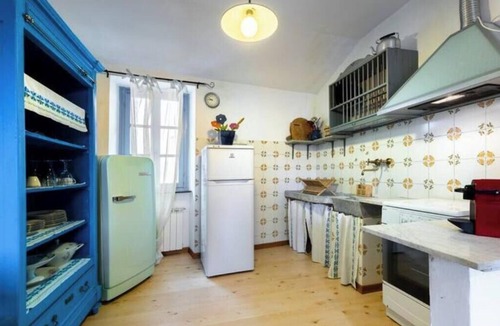 Garlenda House | Hostdomus - Olive & Garden 2