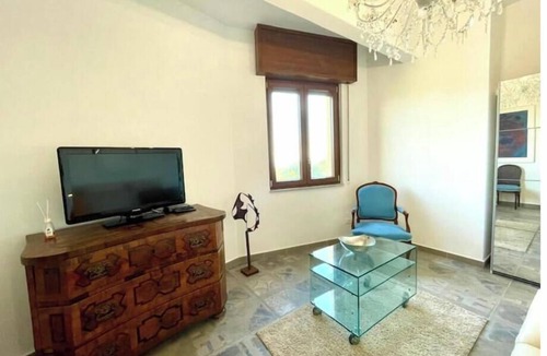Garlenda Apartment | Hostdomus - The Rock