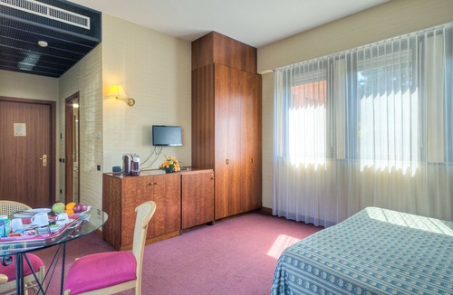 Zona XVI Torrenova Hotel | Hotel Petra