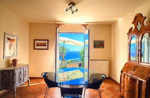 Imperia Villa | House with a garden and magnificent views of the sea and the city