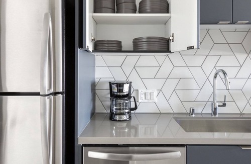 North Pine Apartment | Ideal Long Beach Studio w/ Pool & Gym, walk to Ocean Blvd, by Blueground