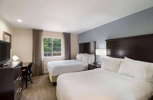 Torrance Resort | Ideal Mix of Comfort and Value! Free Breakfast, Near Dive N Surf, Redondo Beach