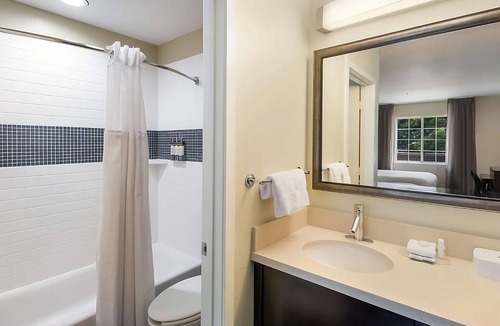 Torrance Resort | Ideal Mix of Comfort and Value! Free Breakfast, Near Dive N Surf, Redondo Beach