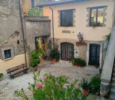 Capena House | Il Cortile del Castello