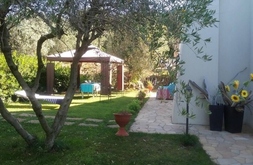 Pian di Rocca Apartment | In private villa with 4000 square meters of greenery and swimming pool