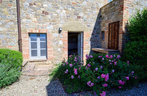 Il Poggio Apartment | In Tuscan farmhouse forming part of a hamlet in S. Casciano dei Bagni