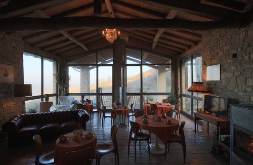 Pellegrino Parmense House | Independent accommodations for groups of 10 to 20 people with Common Kitchen and Pool
