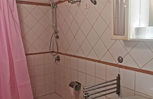 Campagnano di Roma Apartment | INDEPENDENT APARTMENT FOR 2 PEOPLE IN BEAUTIFUL ESTATE NEAR THE LAKE