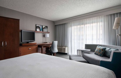 El Segundo Hotel | Indulge in Home-Like Comfort! Close to El Segundo Beach, Pets are Allowed