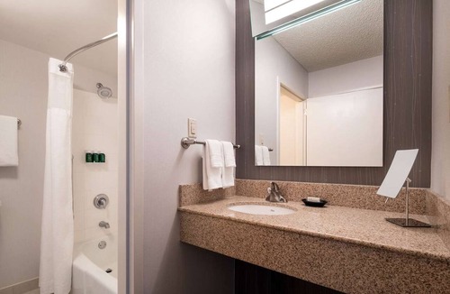 El Segundo Hotel | Indulge in Home-Like Comfort! Close to El Segundo Beach, Pets are Allowed