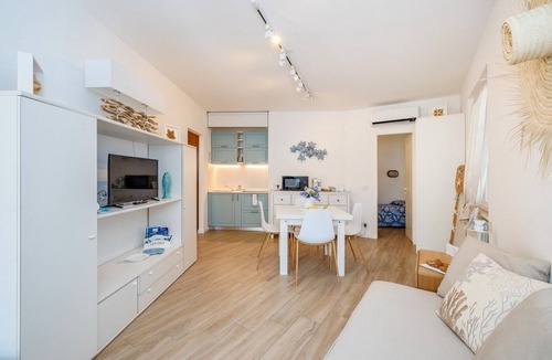 Finale Ligure Apartment | "Isabel Beach and Bike" Apartment with Private Garden and Wi-Fi