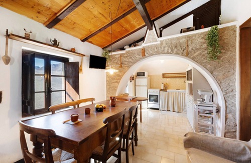 Castelvecchio di Rocca Barbena Apartment | Apartment 'La Dimora Del Tempo Perduto' with Mountain View, Shared Terrace and Wi-Fi