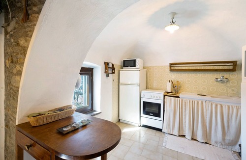 Castelvecchio di Rocca Barbena Apartment | Apartment 'La Dimora Del Tempo Perduto' with Mountain View, Shared Terrace and Wi-Fi